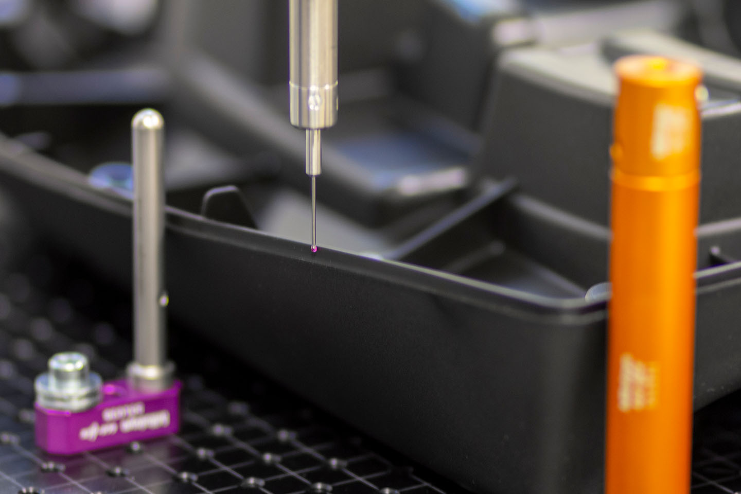 CMM-meting voor productinspectie | Coenradie CMM-meetmachine voert een nauwkeurige productinspectie uit met een tastprobe voor kwaliteitscontrole.