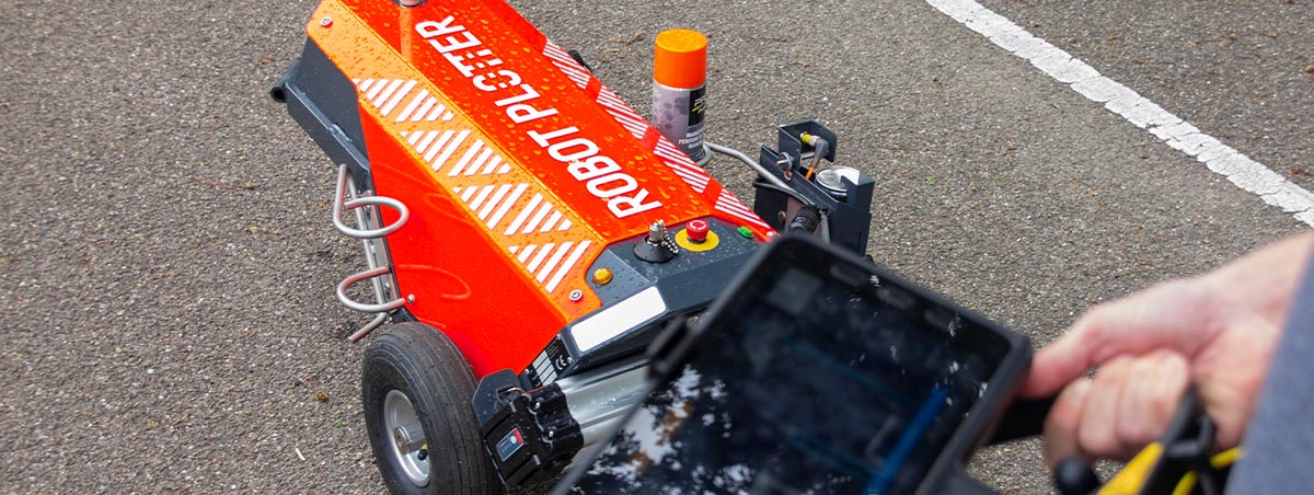 Robotplotter voor punten uitzetten | Coenradie Robotplotter zet automatisch punten uit op een verhard oppervlak voor nauwkeurig uitzetwerk en bouwmaatvoering.