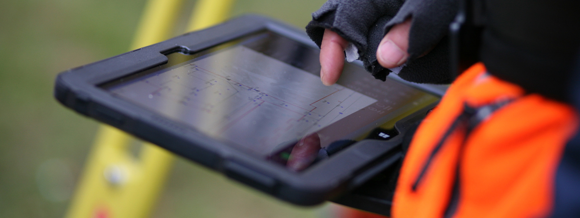 Digitale maatvoering op locatie | Coenradie Maatvoerder gebruikt een tablet met digitale bouwtekening voor nauwkeurige bouwmaatvoering op locatie.
