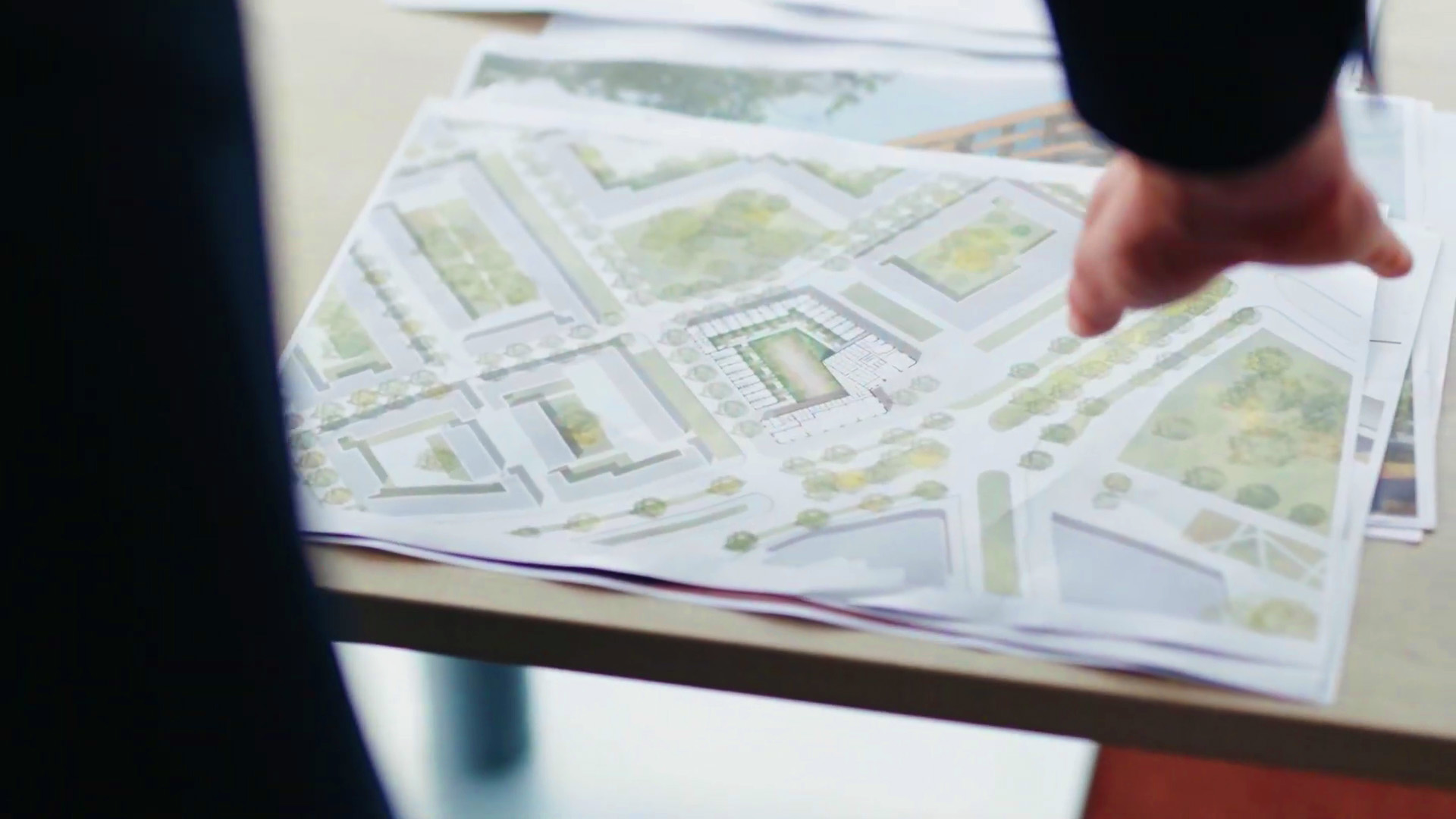 Projectvoorbereiding en bouwadvies | Coenradie Medewerker bespreekt een bouwtekening tijdens de voorbereiding van een bouwproject.
